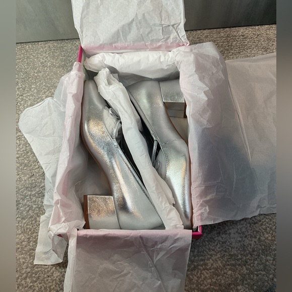 Vince Camuto Charley Silver Metallic Nappa Mary Jane with Bow - Size 8 (NIB) - Picture 12 of 14